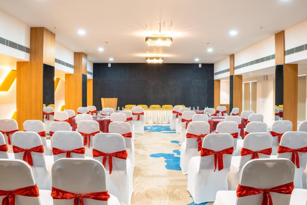 Clubway Grand A Boutique Hotel Джорхат Экстерьер фото