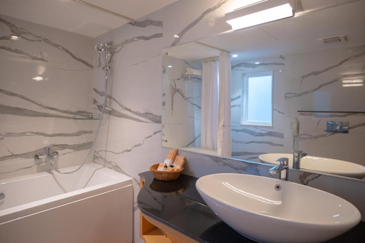 Clubway Grand A Boutique Hotel Джорхат Экстерьер фото