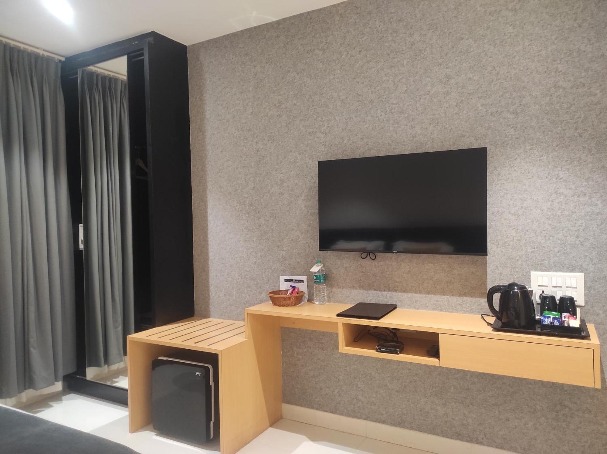 Clubway Grand A Boutique Hotel Джорхат Экстерьер фото